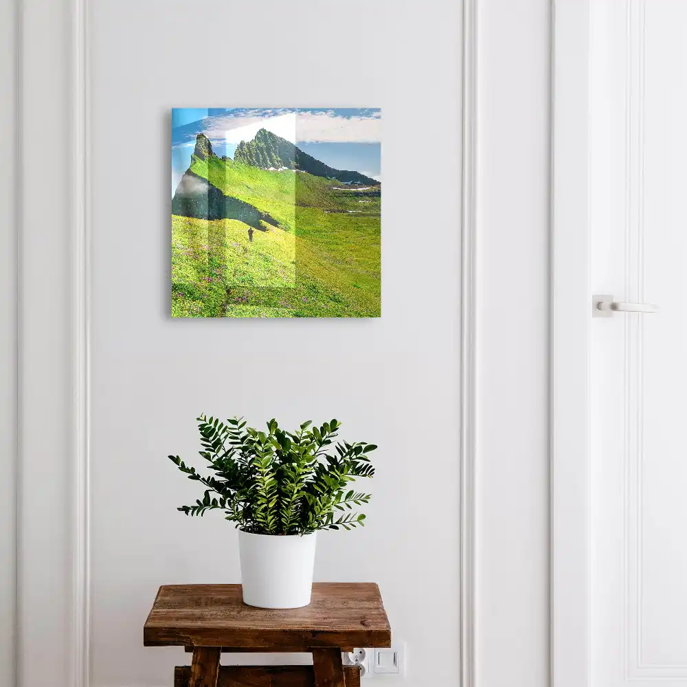 Boîte à clés murale colline verte sous un ciel bleu