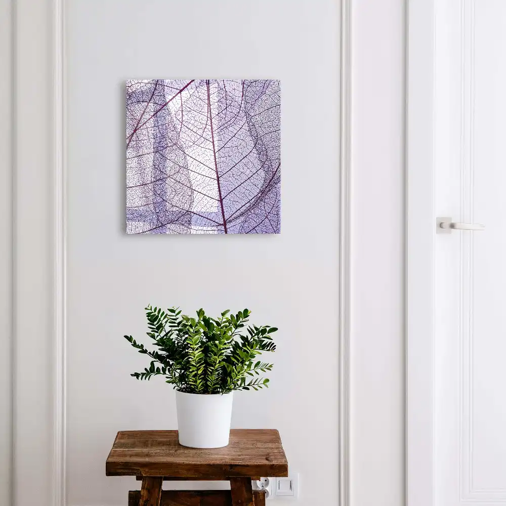 Boîte à clés murale structure de feuilles subtile sur fond violet