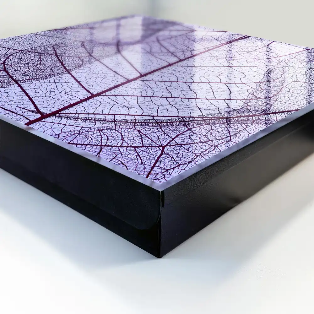 Boîte à clés murale structure de feuilles subtile sur fond violet