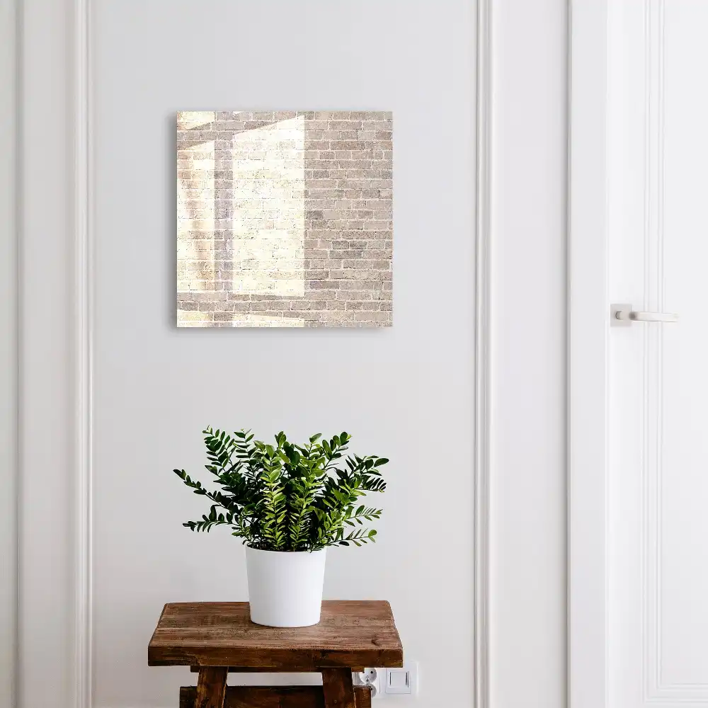 Armoire à clés mur de briques dans des tons de beige et de gris