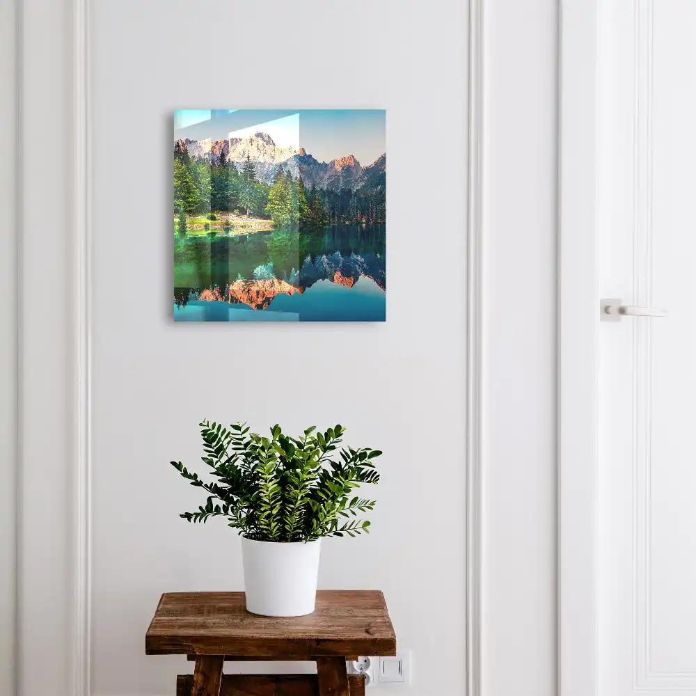 Boîte à clés montagnes et forêts se reflétant dans le lac