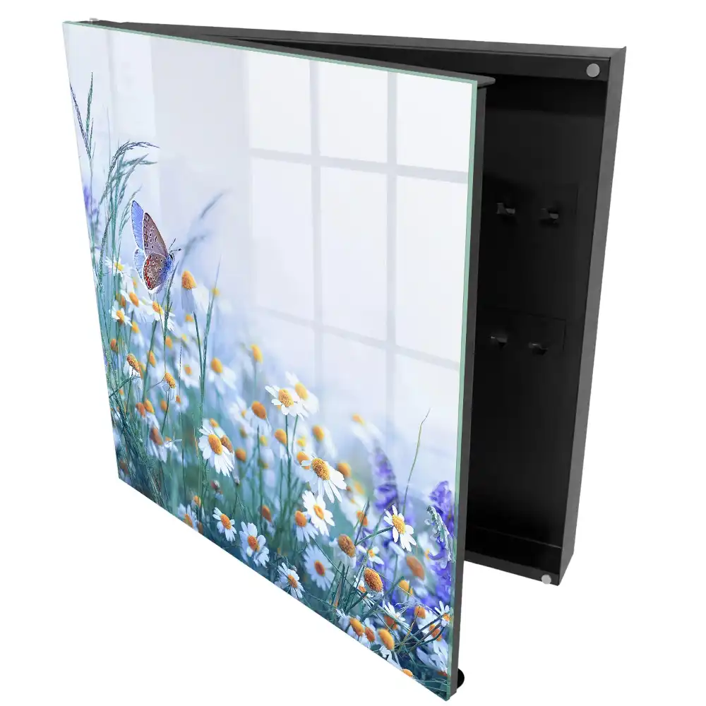 Boîte à clés murale des fleurs et un papillon sur fond de prairie