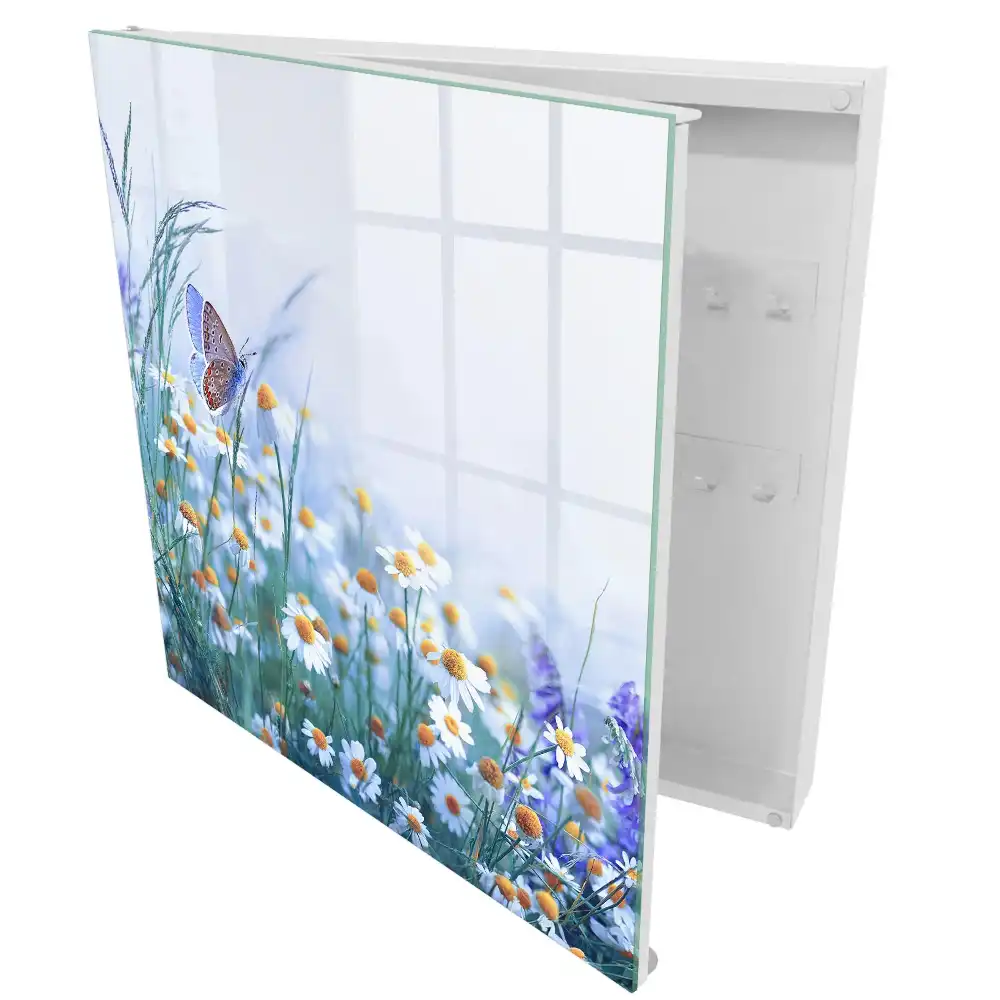 Boîte à clés murale des fleurs et un papillon sur fond de prairie