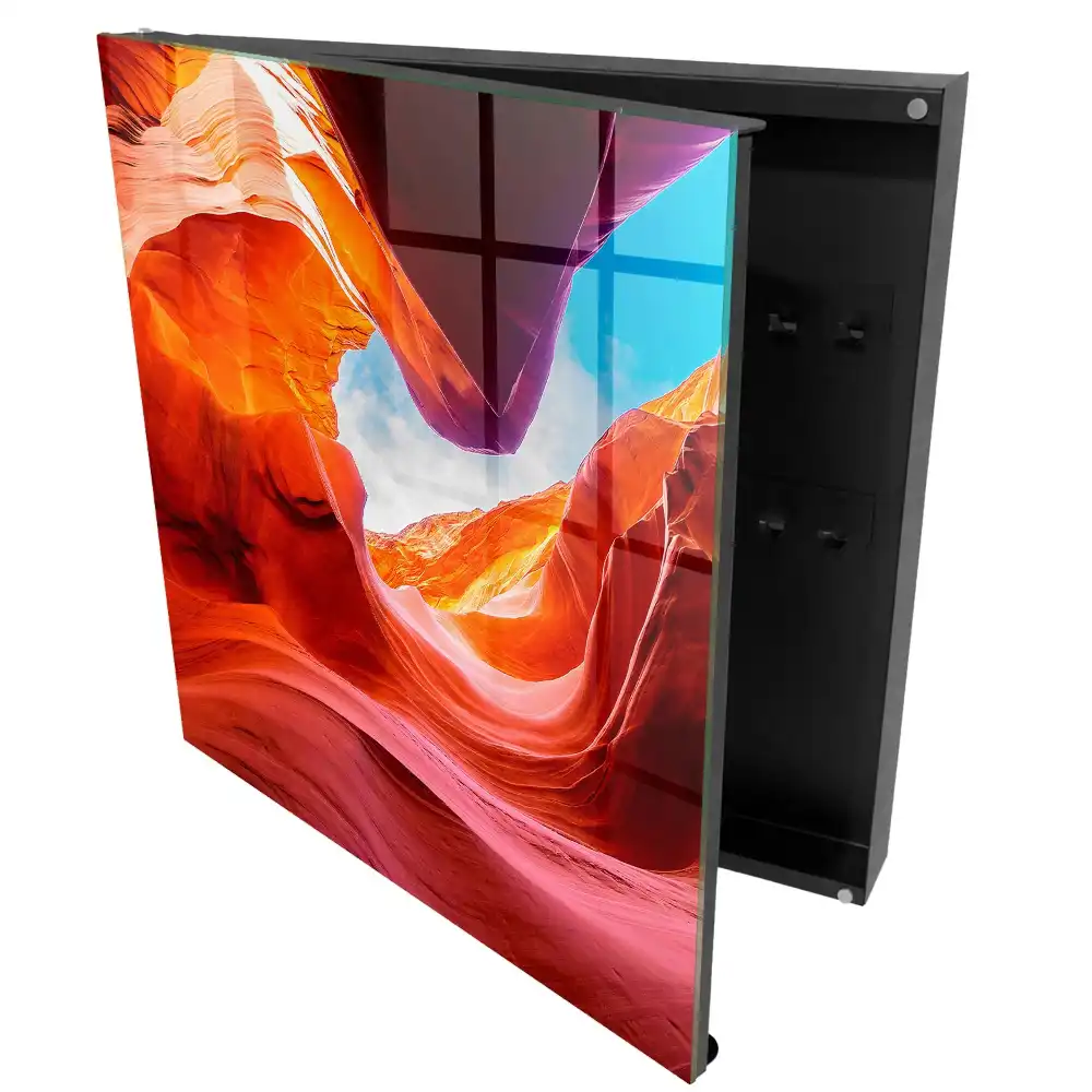 Armoire à clés roches d'un orange intense et perspective profonde