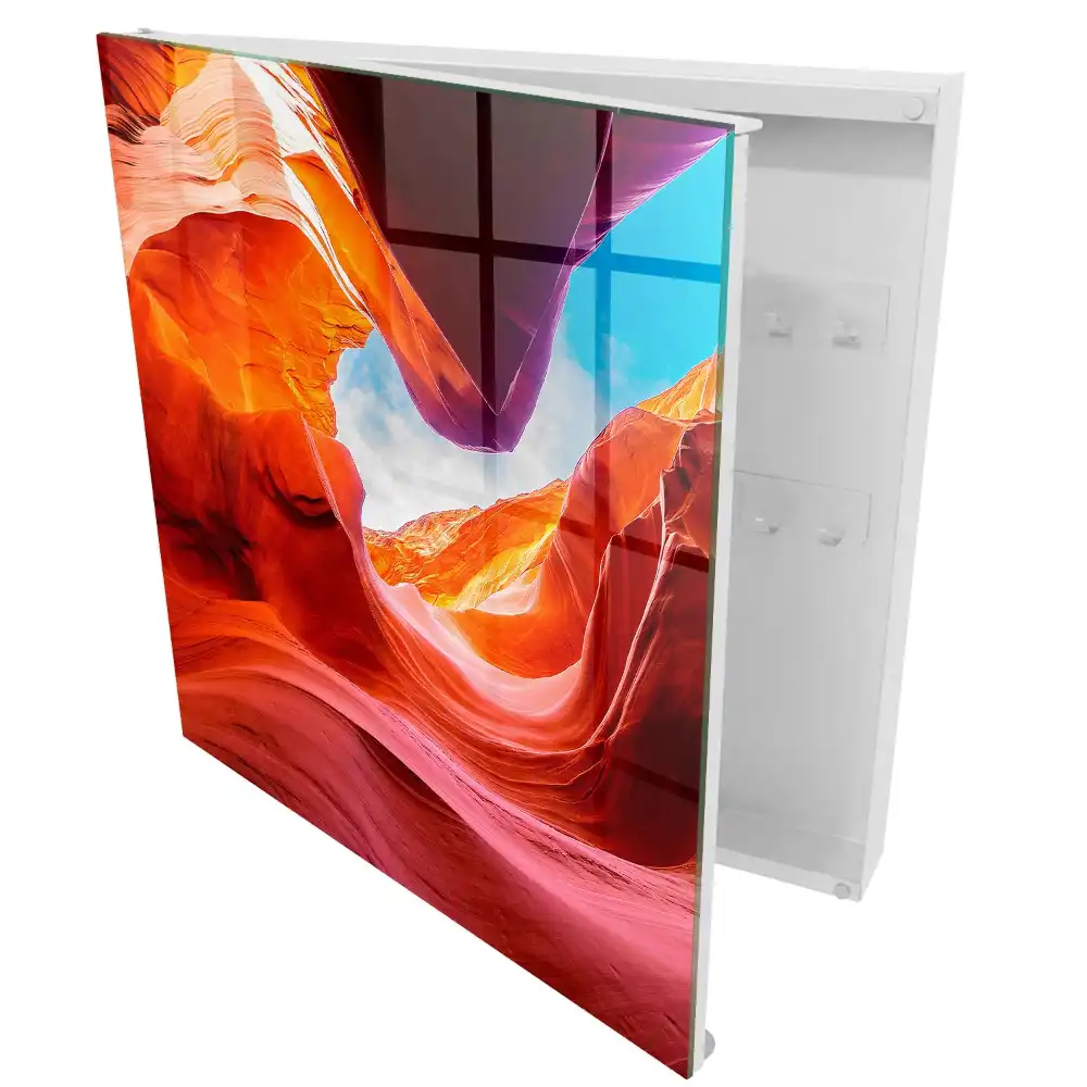 Armoire à clés roches d'un orange intense et perspective profonde