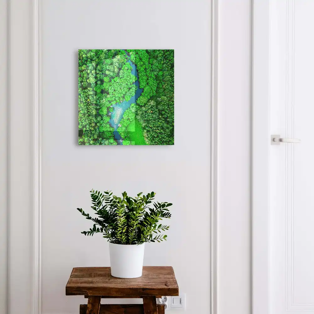 Boîte à clés les forêts luxuriantes et la rivière créent un tout harmonieux