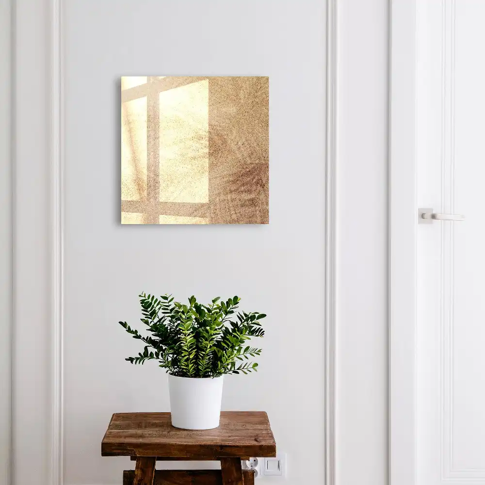 Boîte à clés murale lignes délicates sur un fond texturé beige