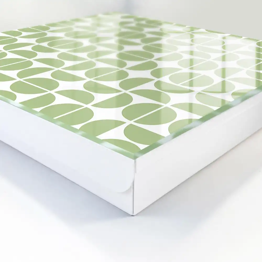 Armoire à clés motifs géométriques verts sur fond blanc