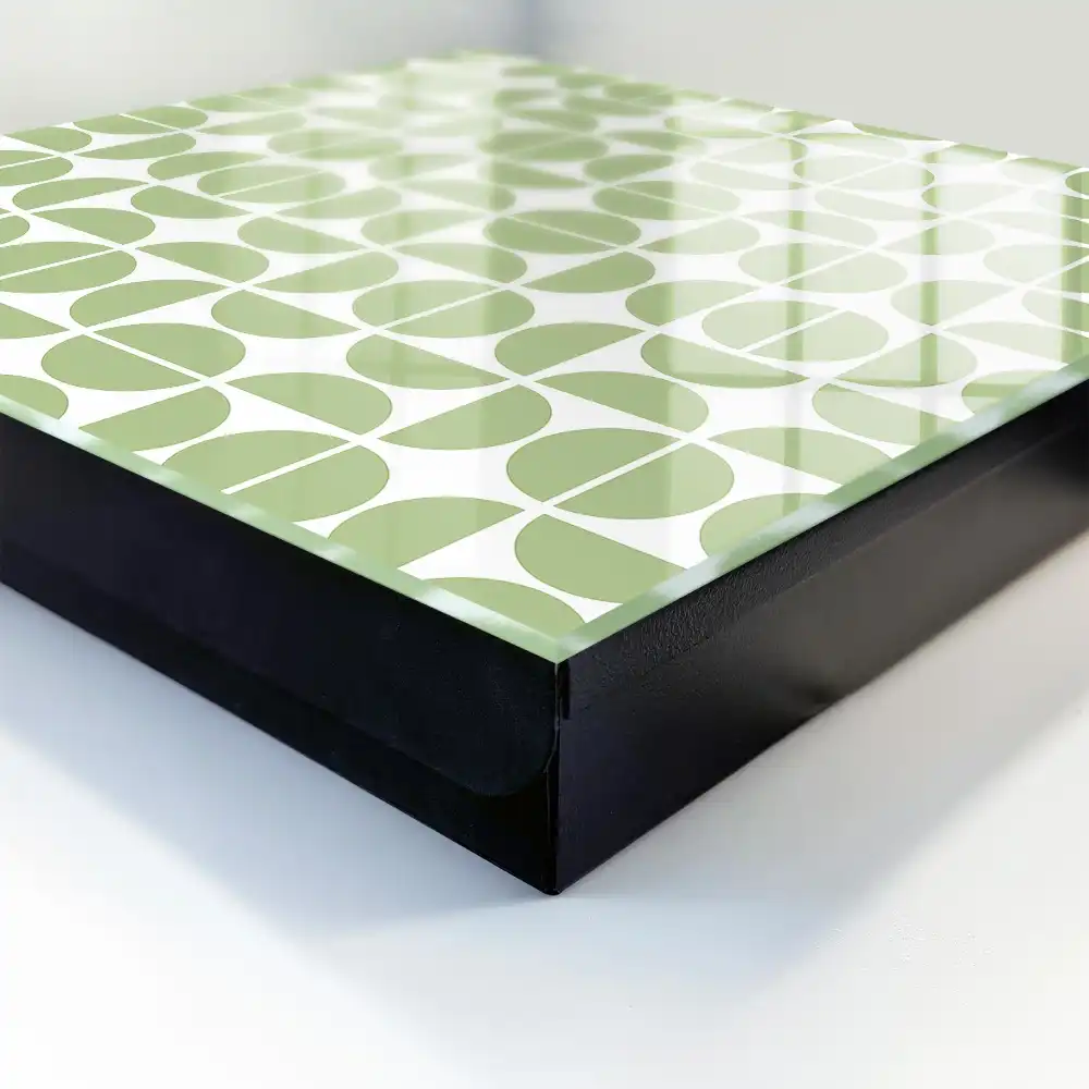 Armoire à clés motifs géométriques verts sur fond blanc
