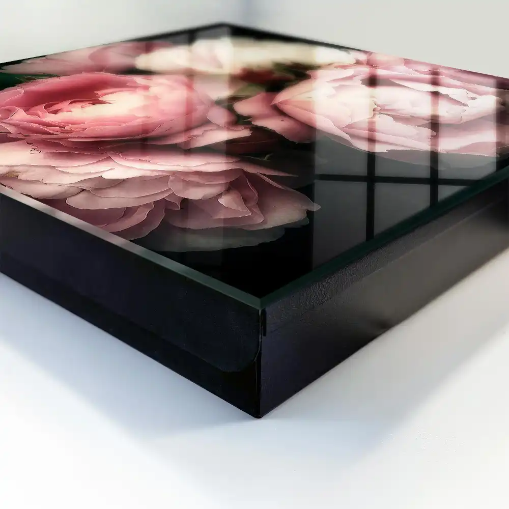 Armoire à clés des roses romantiques sur fond sombre