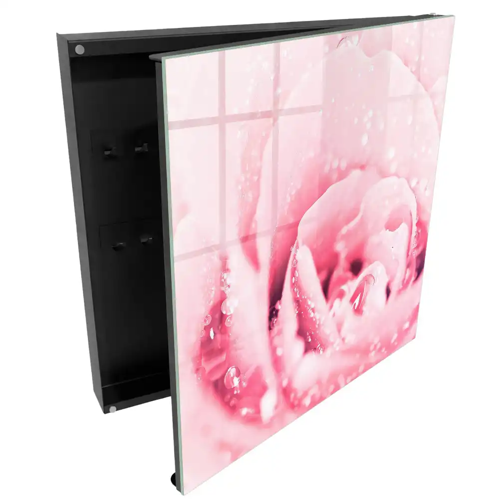 Boîte à clés murale gros plan d'une rose rose avec des gouttes de rosée