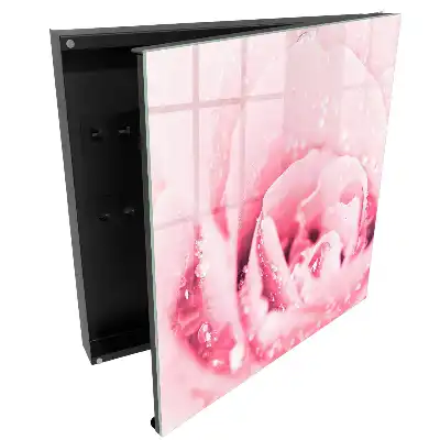 Boîte à clés murale gros plan d'une rose rose avec des gouttes de rosée