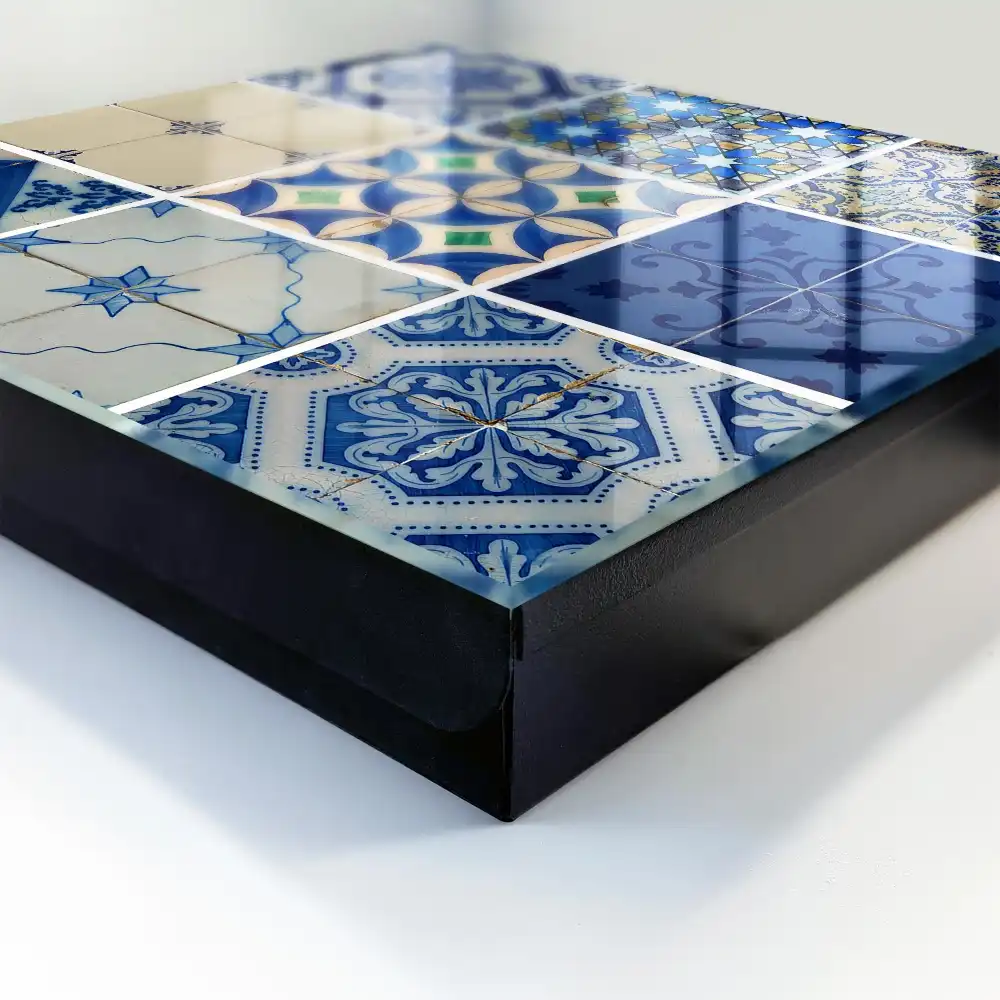 Armoire à clés motifs de carreaux géométriques avec une touche de bleu