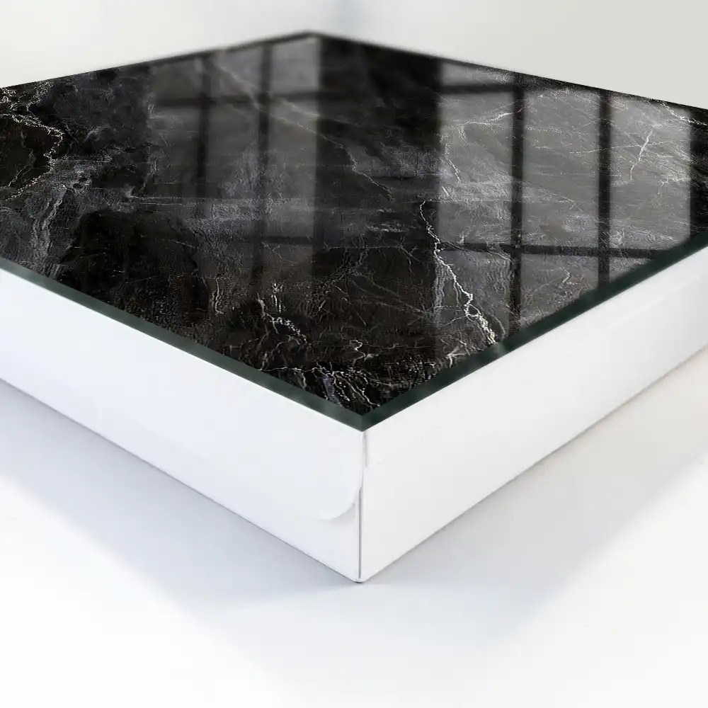 Armoire à clés surface noire veinée de blanc évoquant le marbre