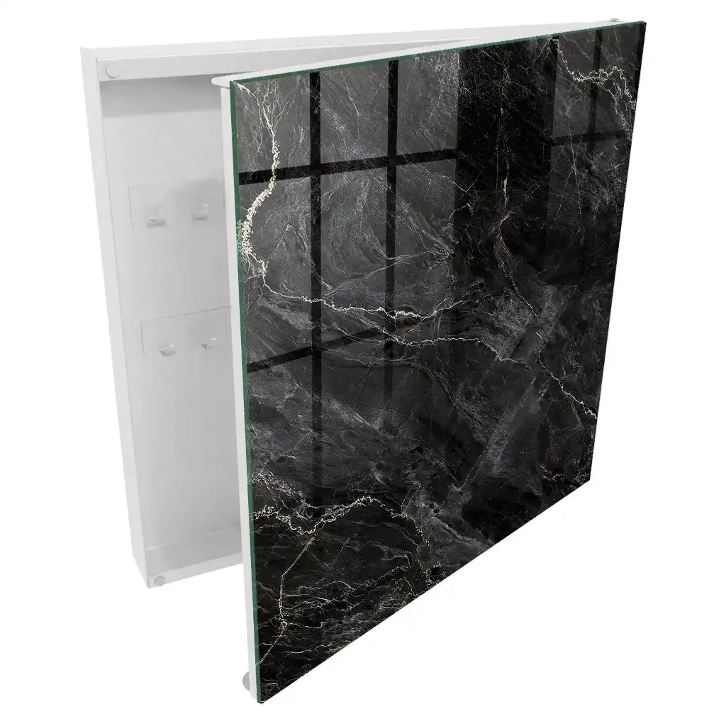 Armoire à clés surface noire veinée de blanc évoquant le marbre