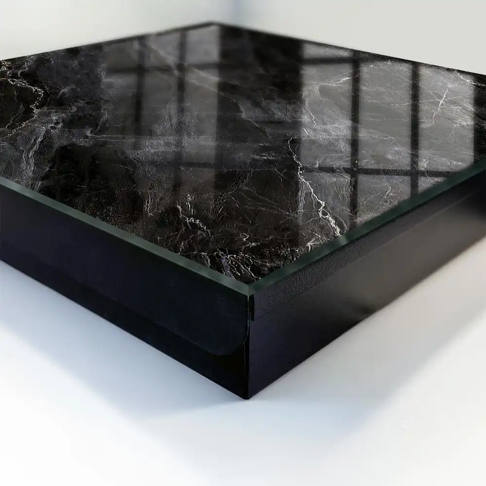 Armoire à clés surface noire veinée de blanc évoquant le marbre