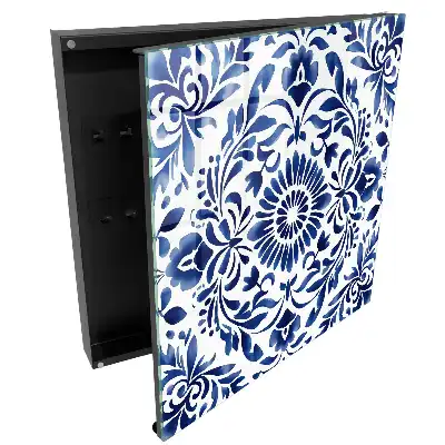 Boîte à clés motif bleu avec des feuilles et des fleurs sur fond blanc