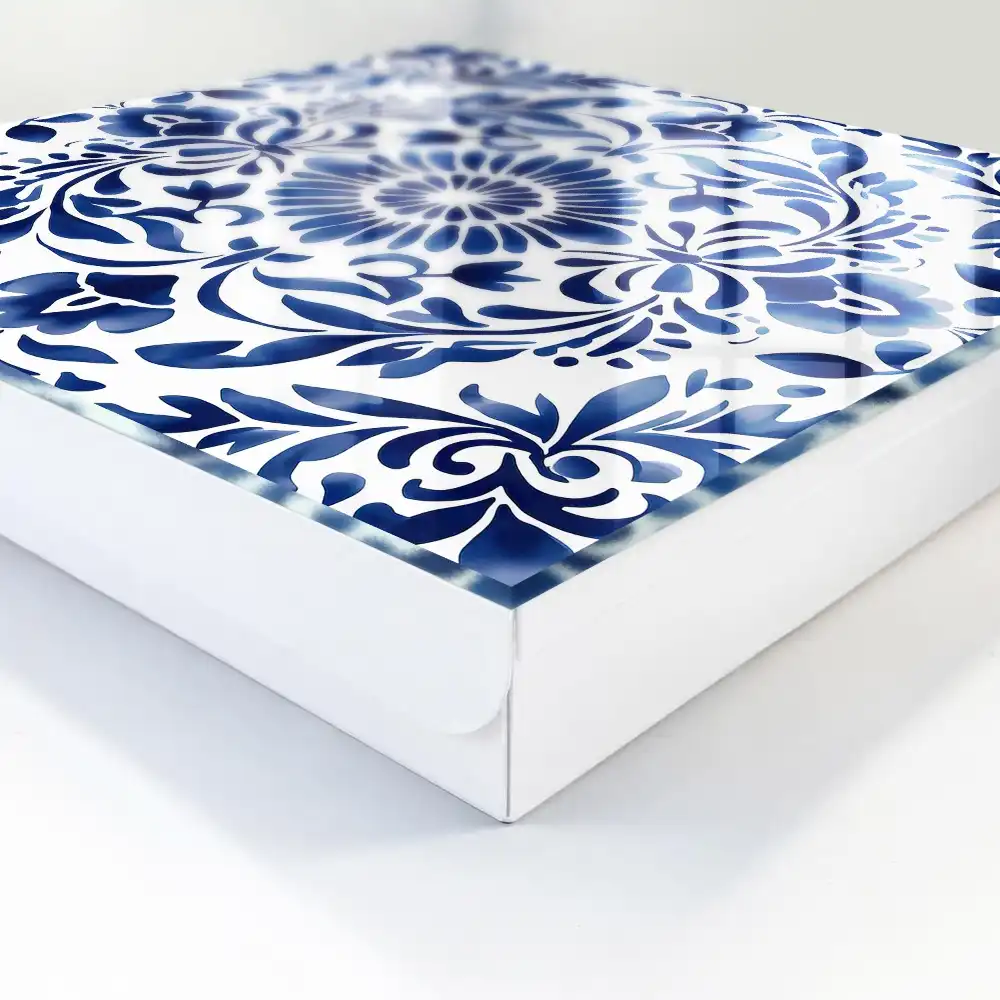 Boîte à clés motif bleu avec des feuilles et des fleurs sur fond blanc
