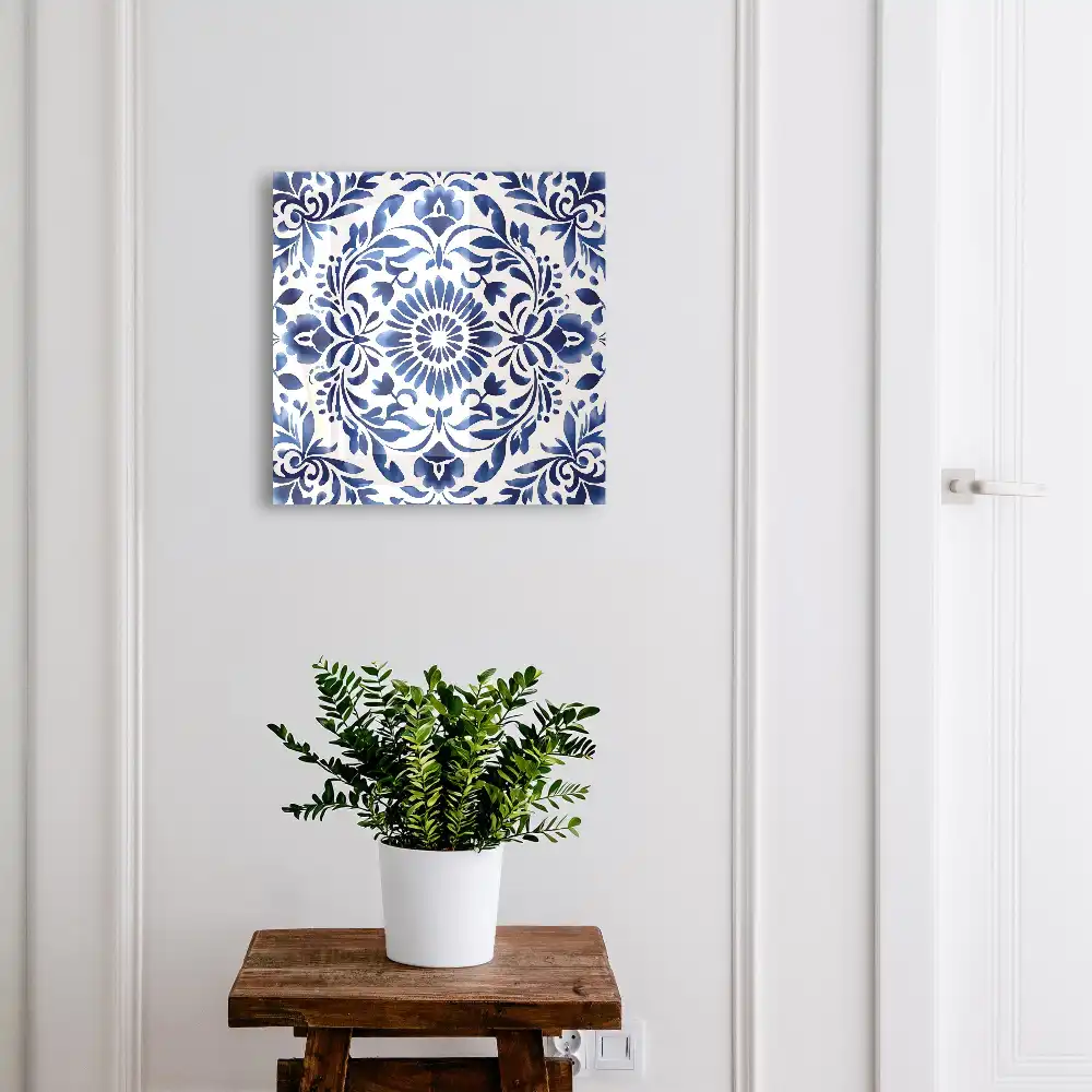 Boîte à clés motif bleu avec des feuilles et des fleurs sur fond blanc