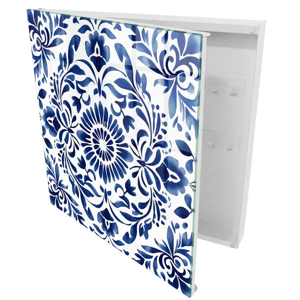 Boîte à clés motif bleu avec des feuilles et des fleurs sur fond blanc