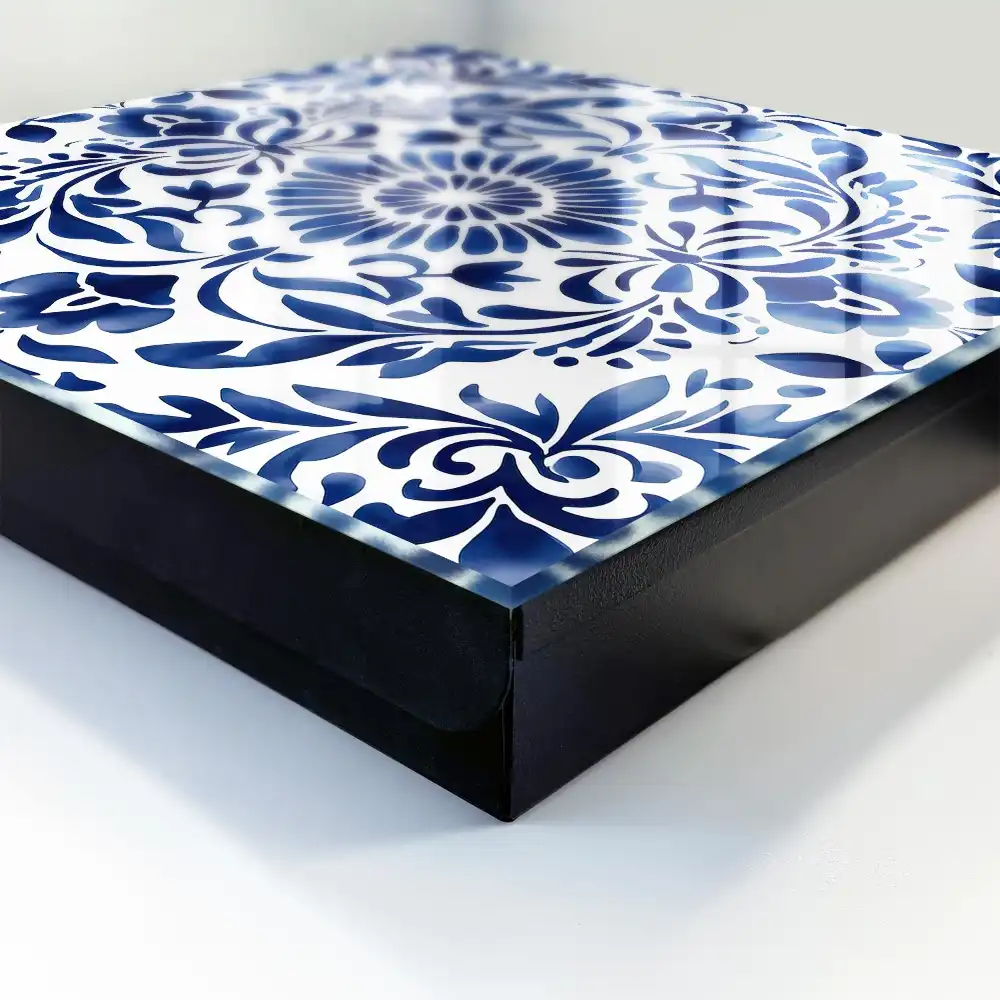 Boîte à clés motif bleu avec des feuilles et des fleurs sur fond blanc