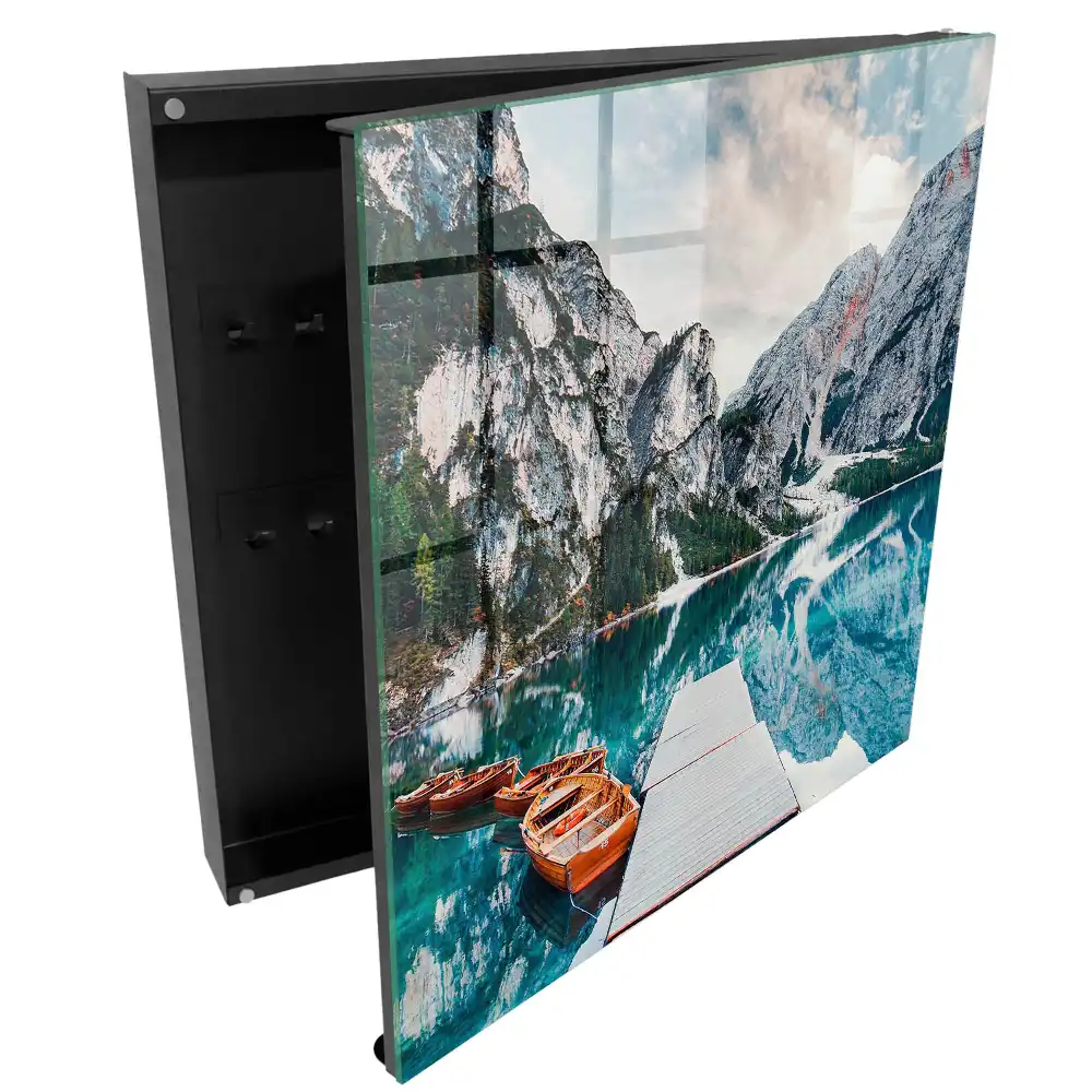 Armoire à clés des montagnes et un lac avec des bateaux et un quai