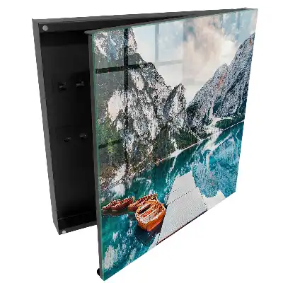 Armoire à clés des montagnes et un lac avec des bateaux et un quai