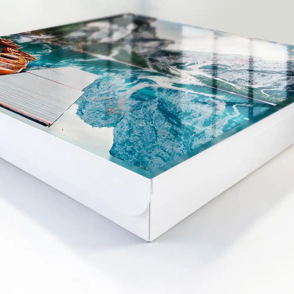 Armoire à clés des montagnes et un lac avec des bateaux et un quai
