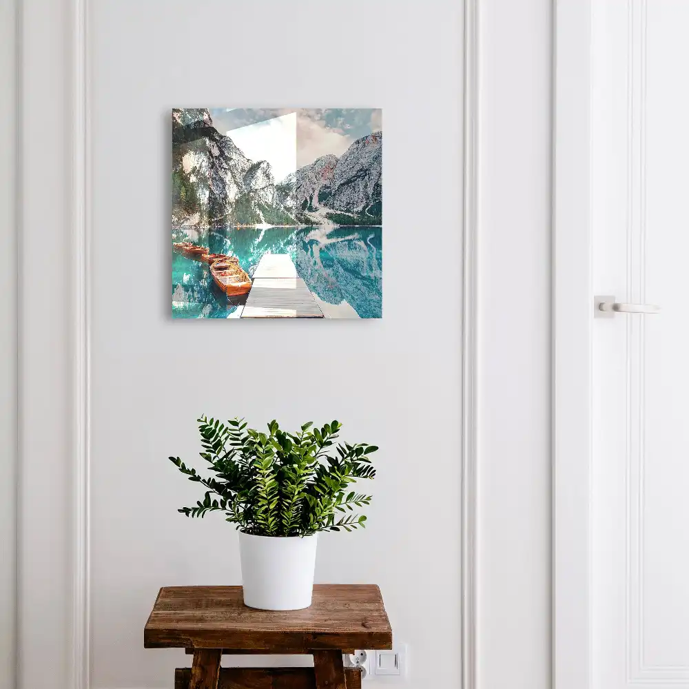 Armoire à clés des montagnes et un lac avec des bateaux et un quai