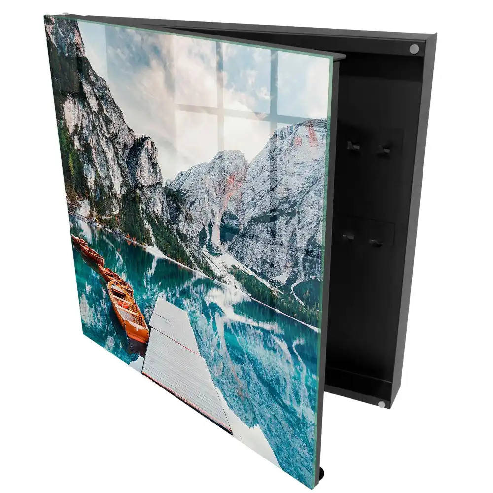 Armoire à clés des montagnes et un lac avec des bateaux et un quai