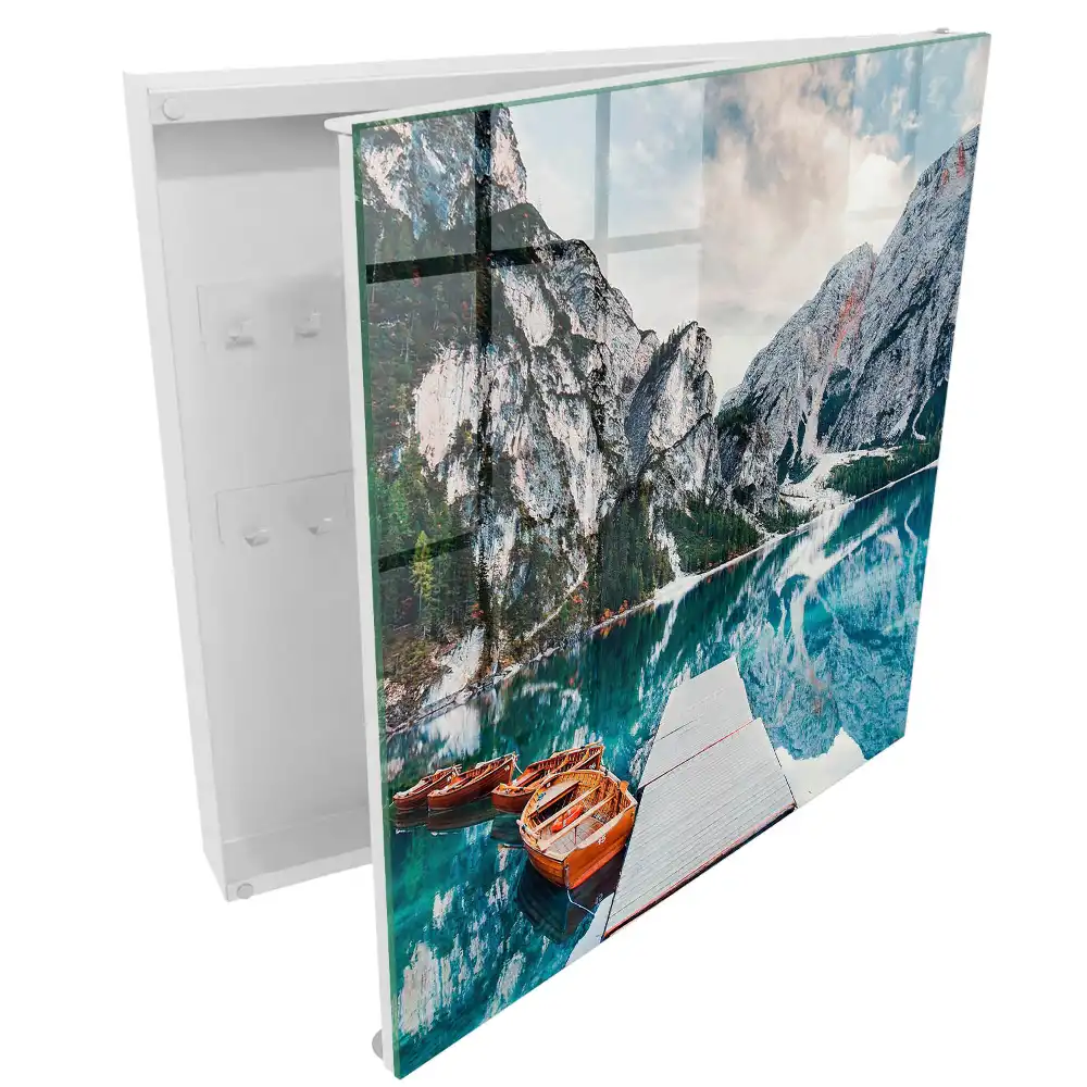 Armoire à clés des montagnes et un lac avec des bateaux et un quai
