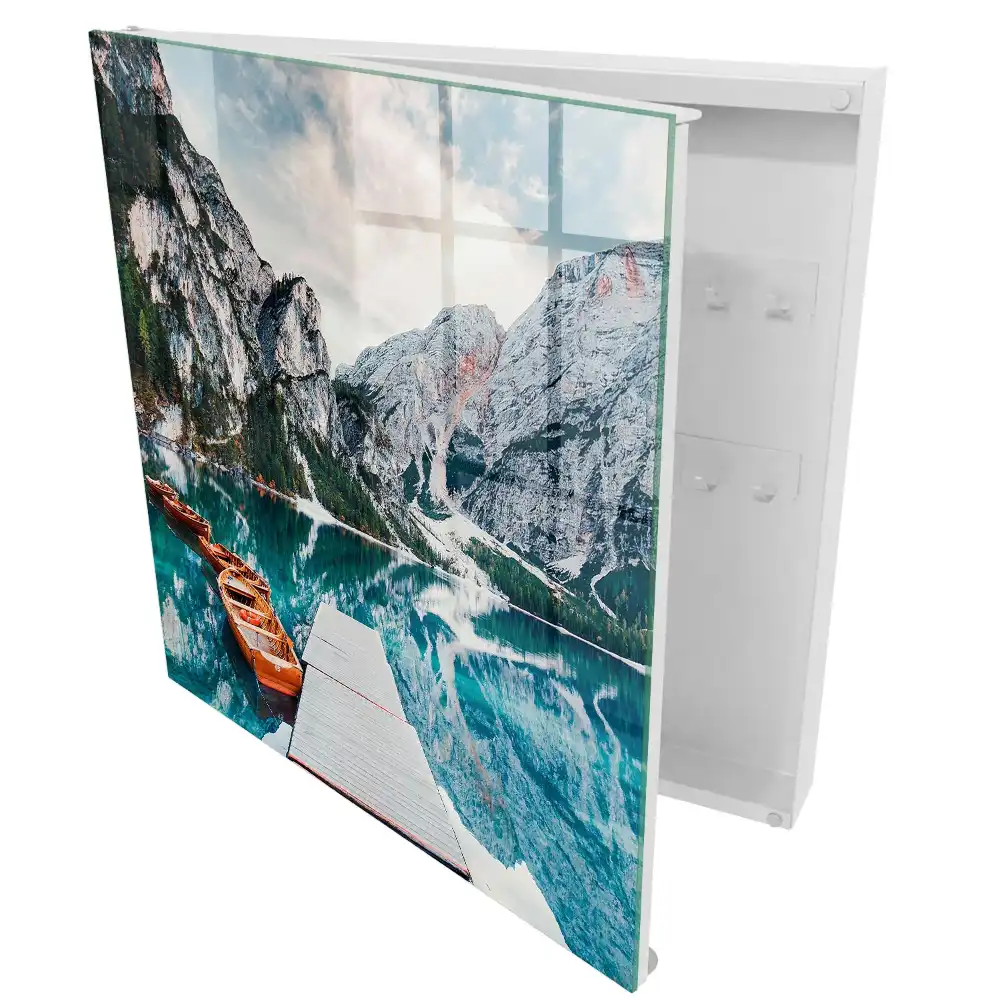 Armoire à clés des montagnes et un lac avec des bateaux et un quai