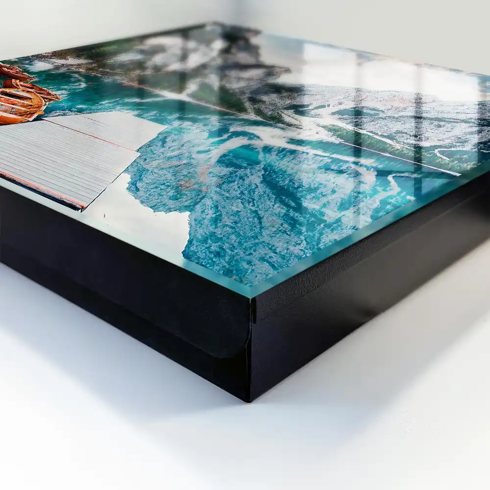 Armoire à clés des montagnes et un lac avec des bateaux et un quai