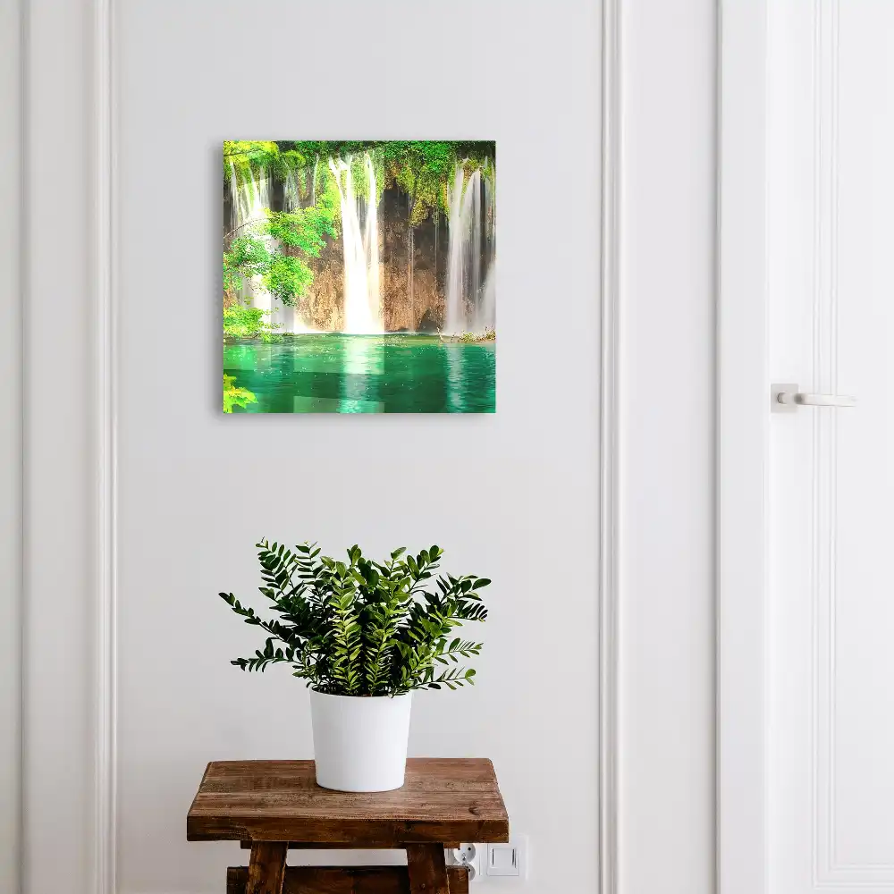 Boîte à clés murale une cascade au milieu de la verdure et de l'eau turquoise