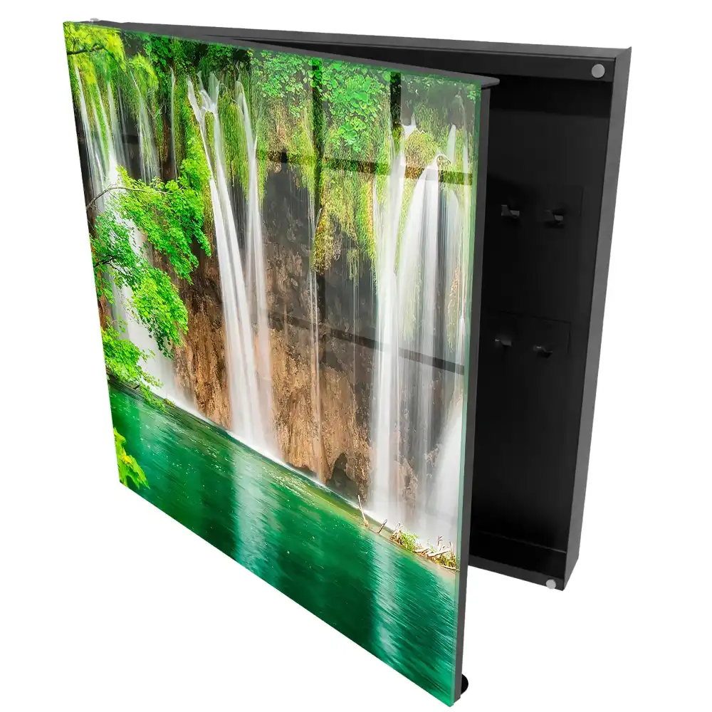 Boîte à clés murale une cascade au milieu de la verdure et de l'eau turquoise