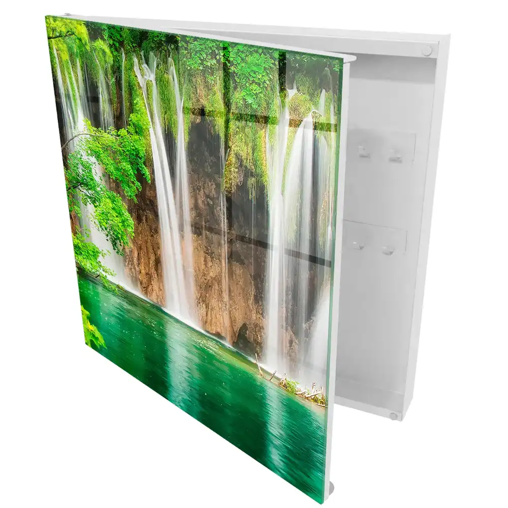 Boîte à clés murale une cascade au milieu de la verdure et de l'eau turquoise