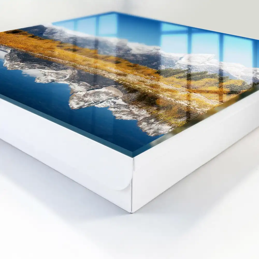 Armoire à clés les montagnes d'automne se reflètent dans le lac