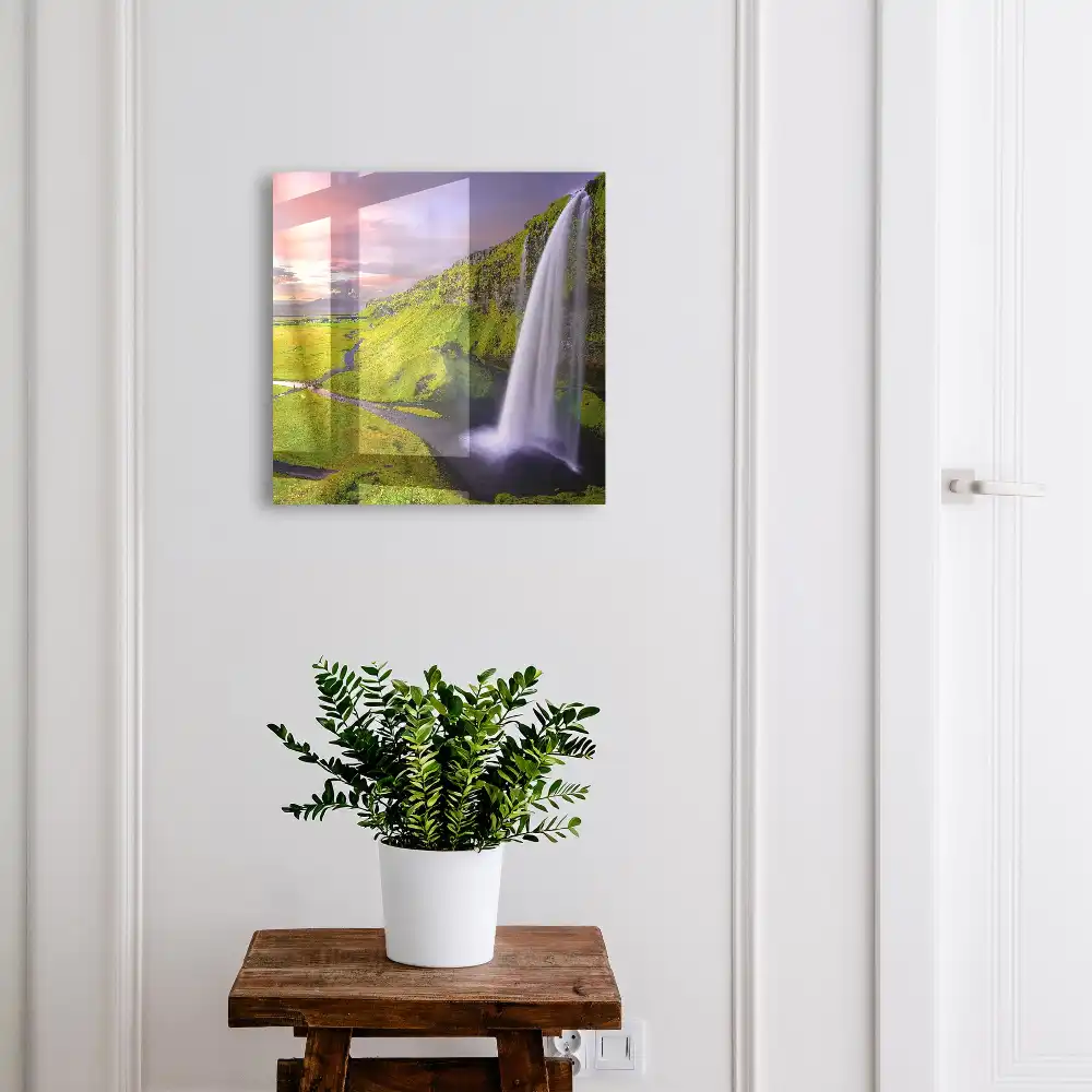 Boîte à clés une cascade au milieu de la verdure et d'un ciel coloré