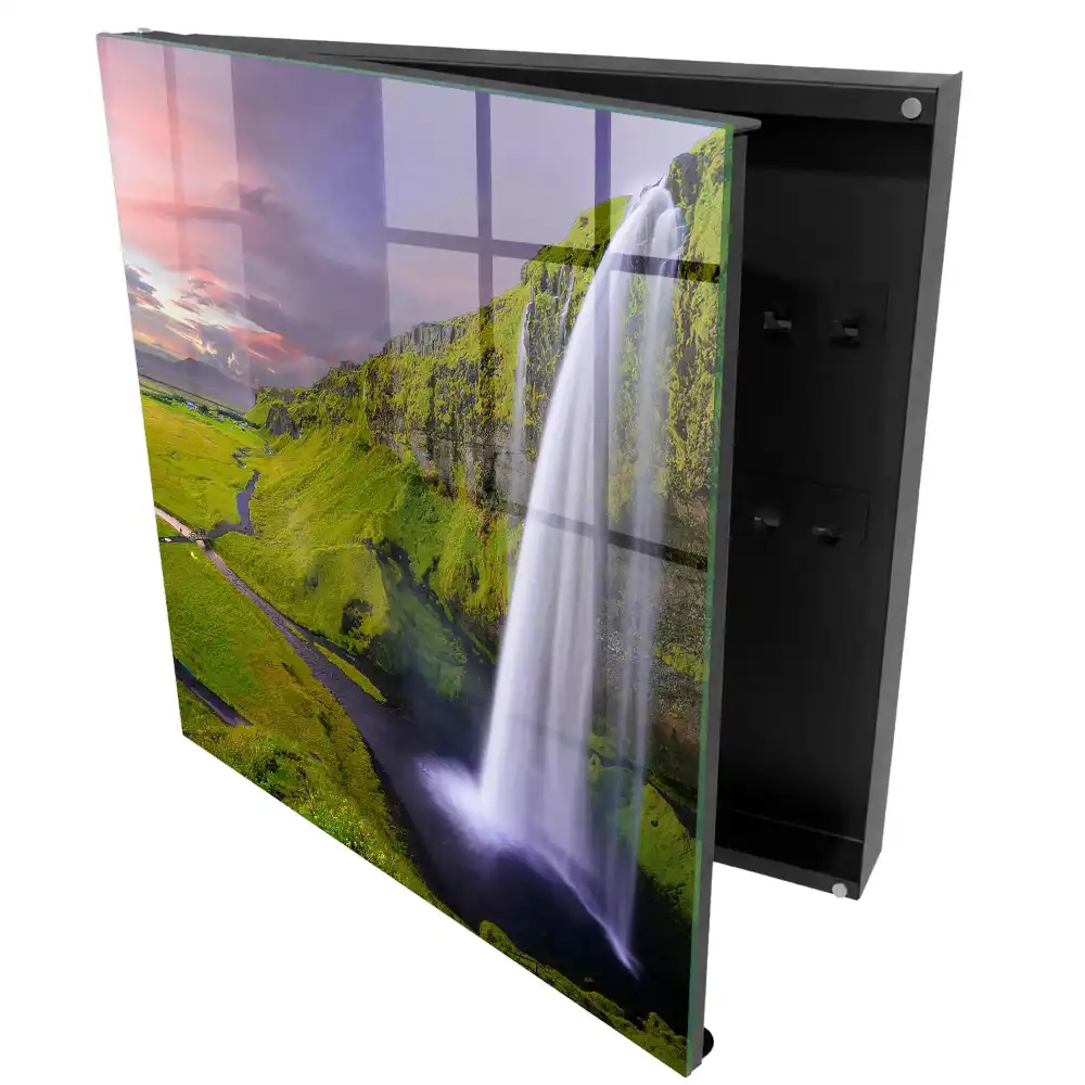 Boîte à clés une cascade au milieu de la verdure et d'un ciel coloré
