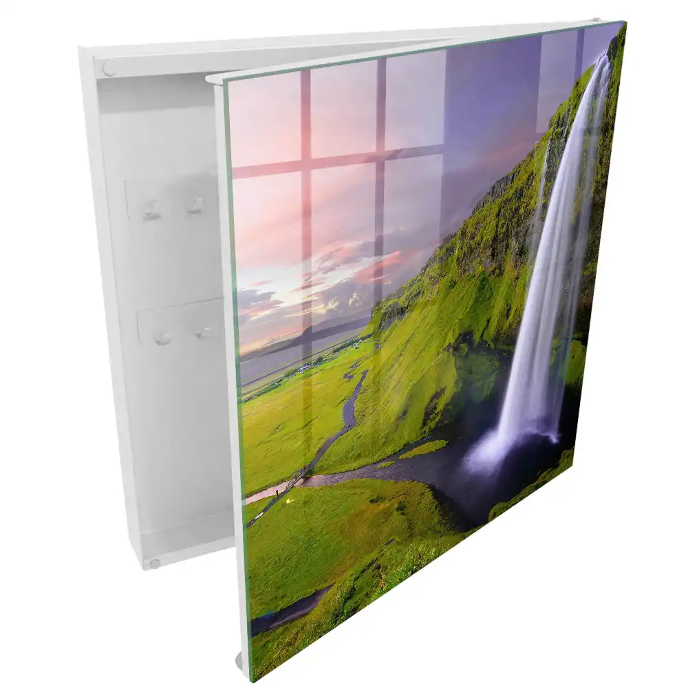 Boîte à clés une cascade au milieu de la verdure et d'un ciel coloré