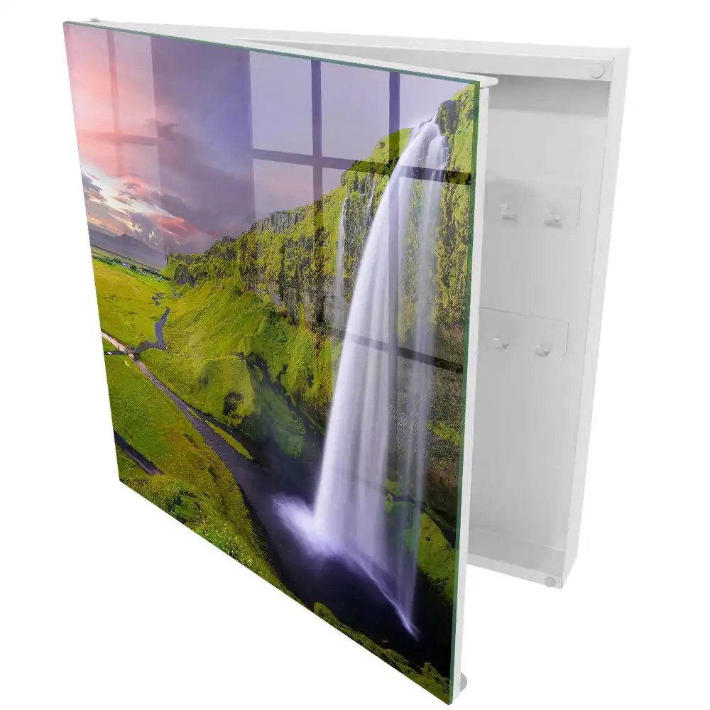 Boîte à clés une cascade au milieu de la verdure et d'un ciel coloré