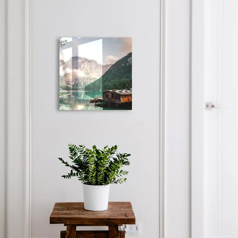 Boîte à clés le réconfort d'un lac de montagne et la verdure des forêts