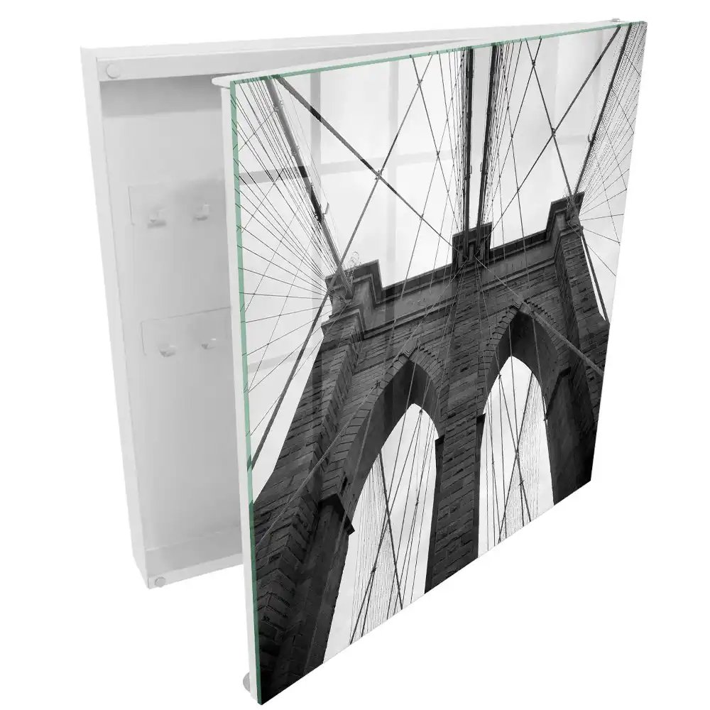 Boîte à clés l'architecture austère du pont pleine de symétrie