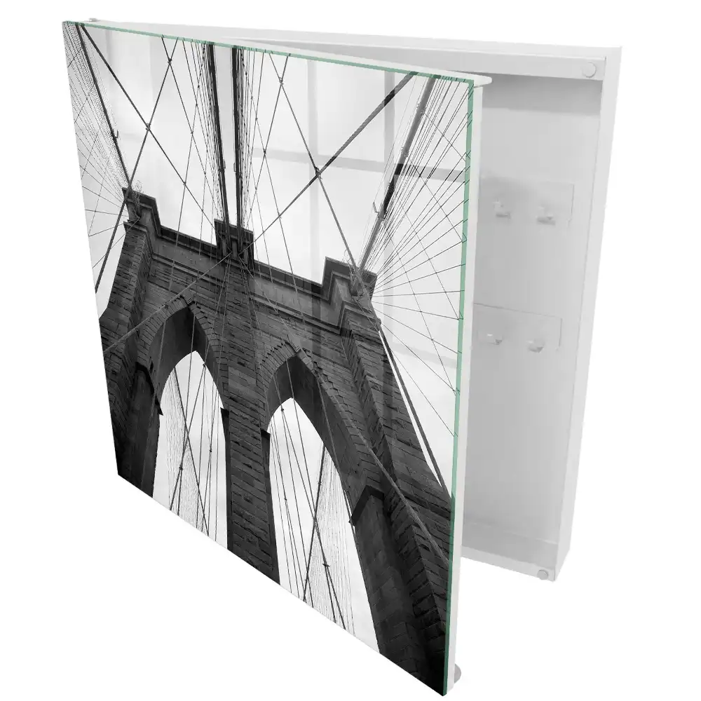 Boîte à clés l'architecture austère du pont pleine de symétrie