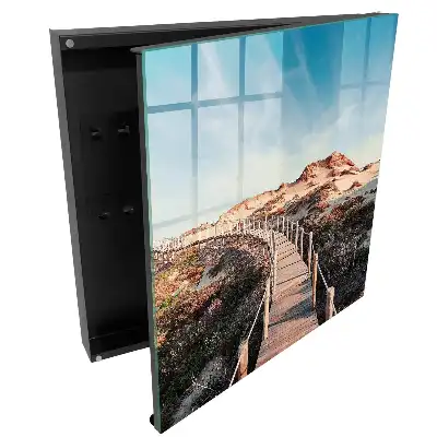 Armoire à clés sentier en bois à travers les dunes sous un ciel bleu