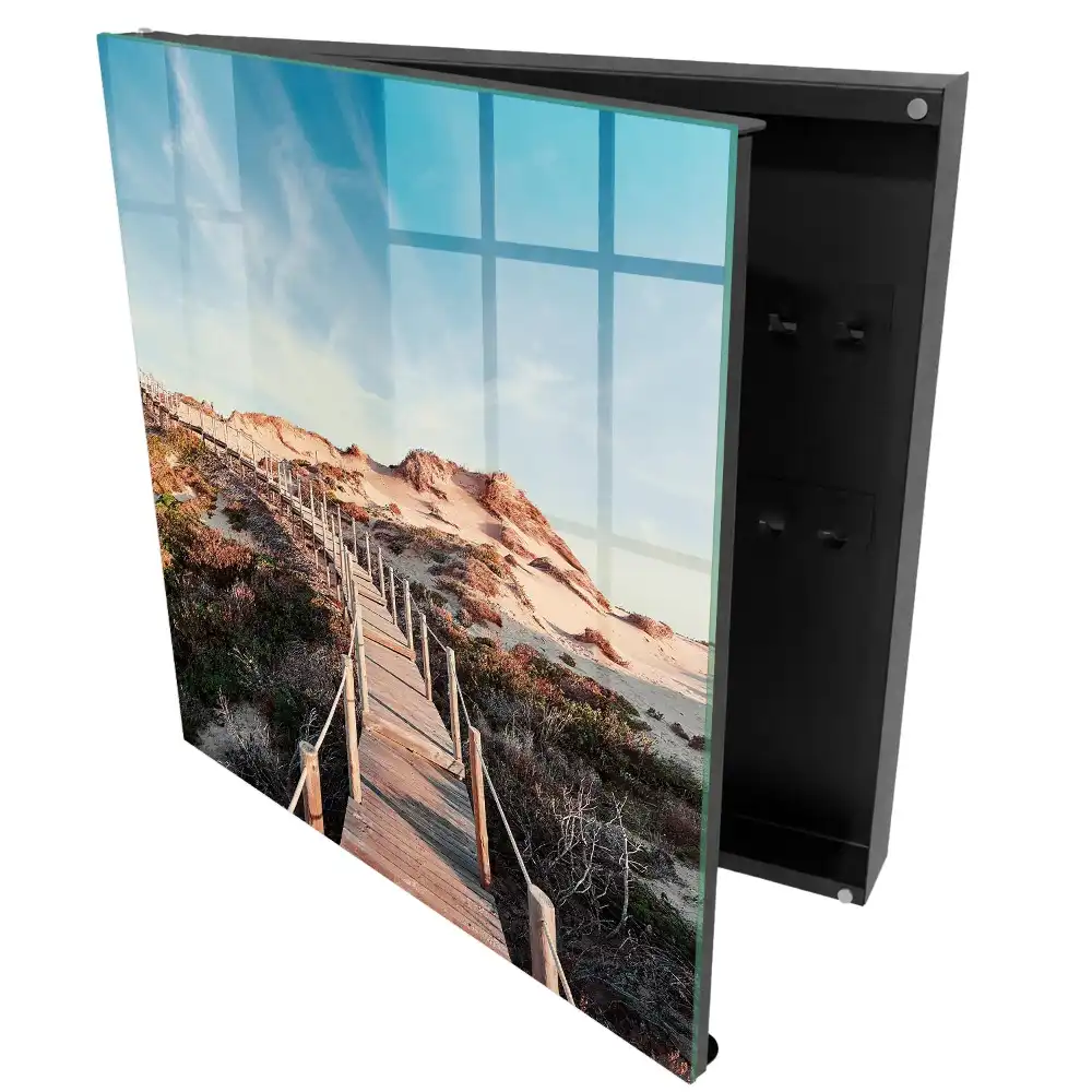 Armoire à clés sentier en bois à travers les dunes sous un ciel bleu