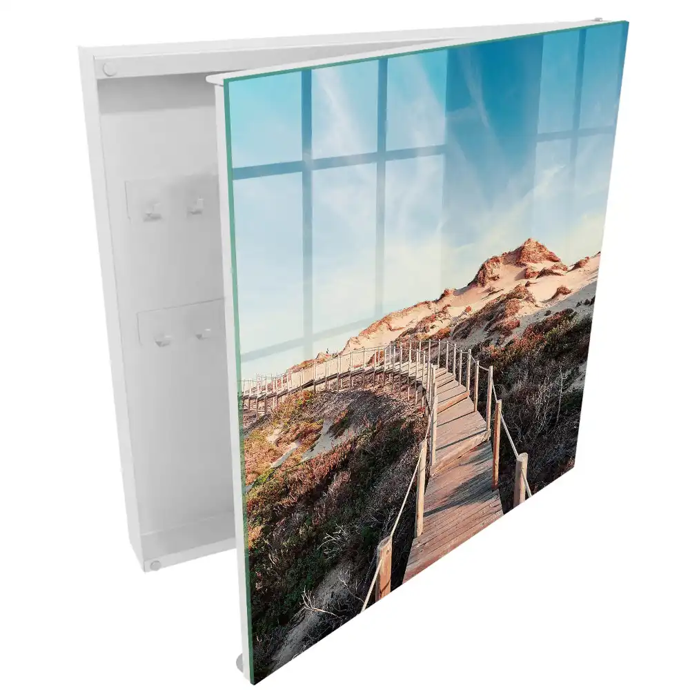 Armoire à clés sentier en bois à travers les dunes sous un ciel bleu