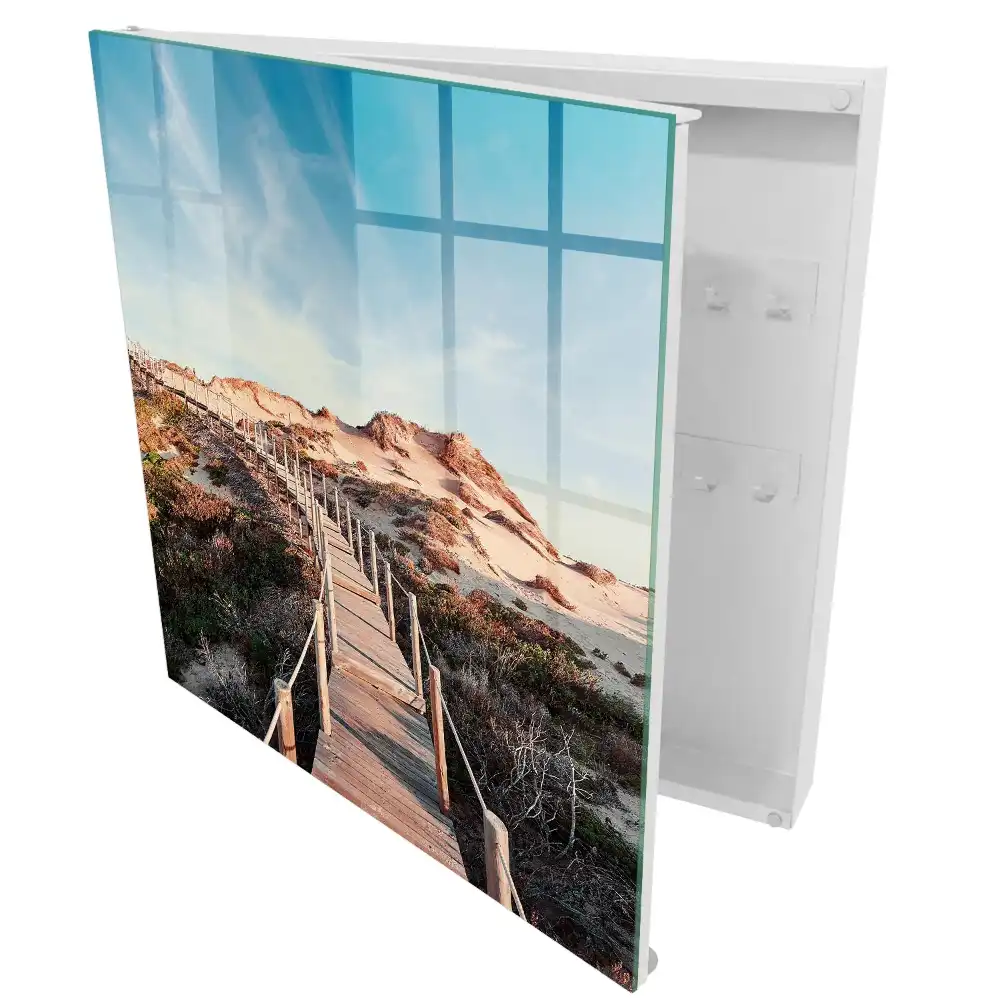 Armoire à clés sentier en bois à travers les dunes sous un ciel bleu