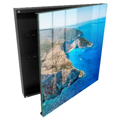 Boîte à clés murale vue de la falaise surplombant la mer azur