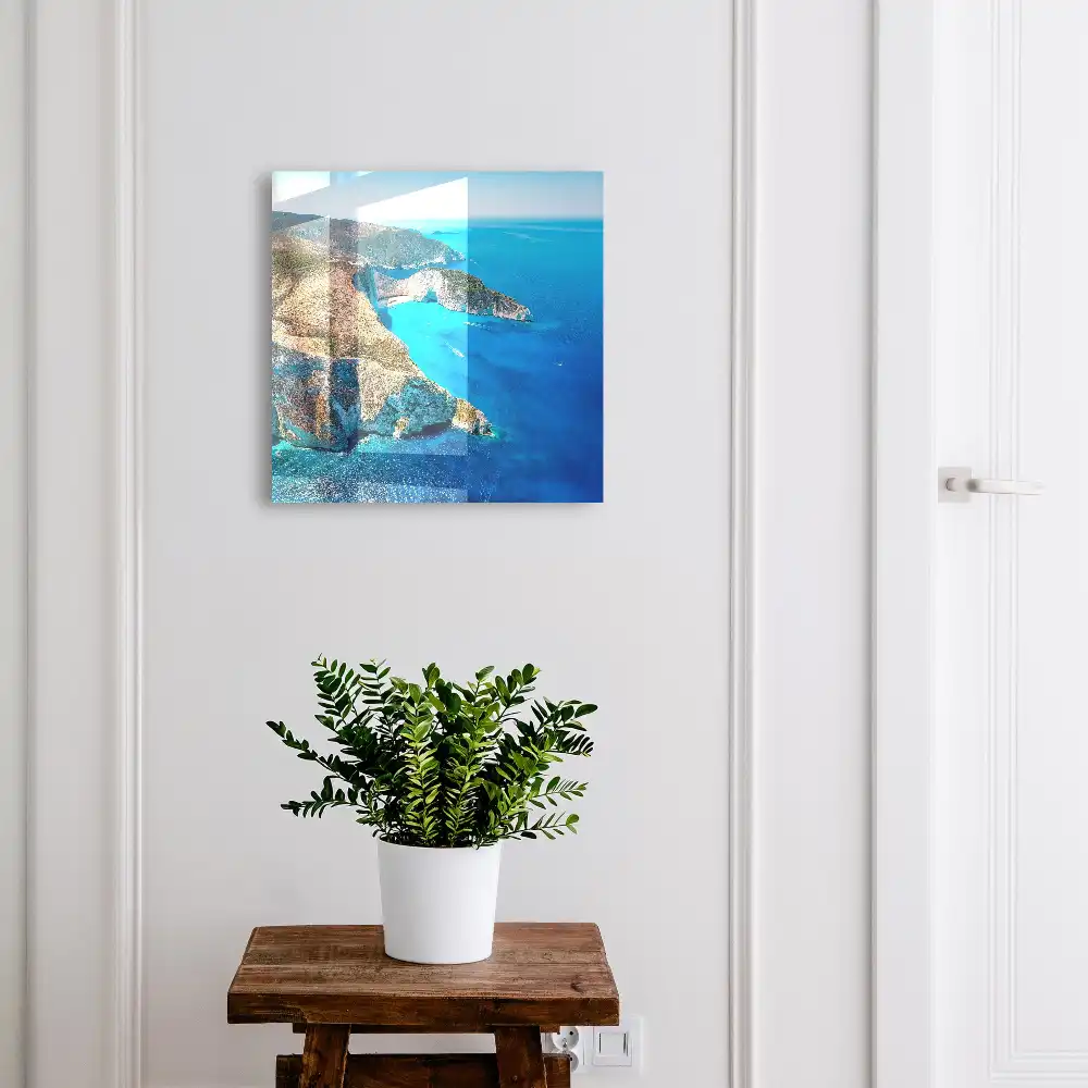 Boîte à clés murale vue de la falaise surplombant la mer azur